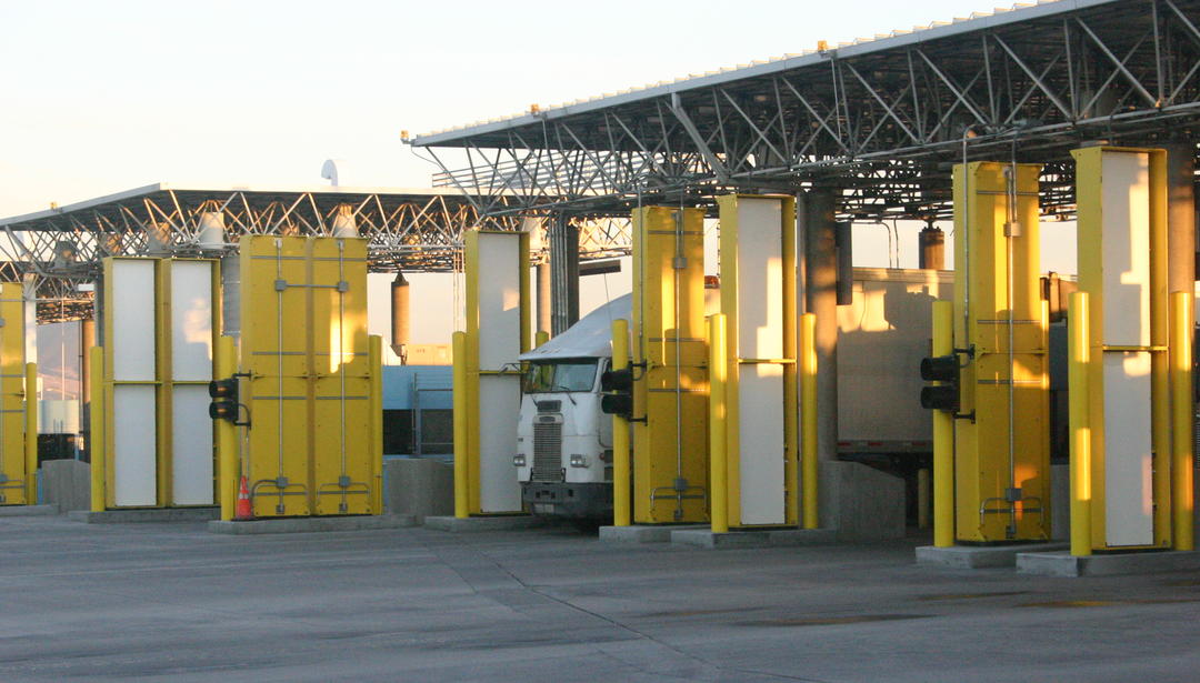 vehicle radiation-scanning portal 