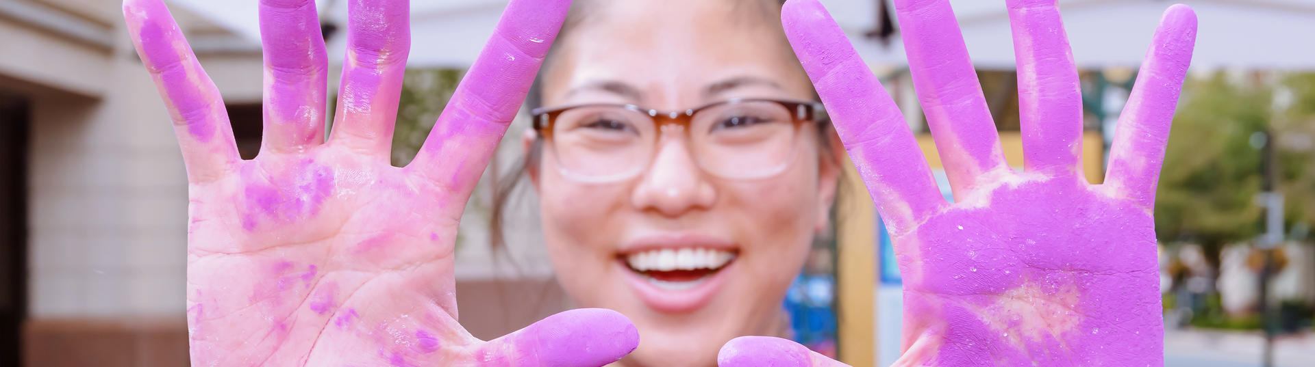 Women with chalk on her hands