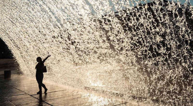 a6012e15c418b8a113068c56566909b0.jpg person at a public water fountain