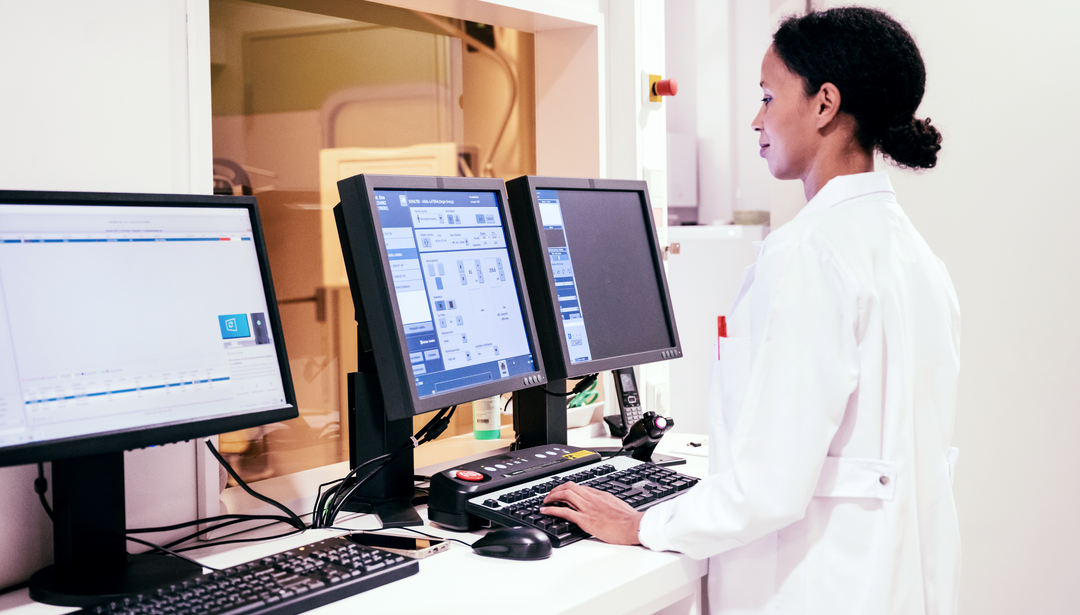 DOCTOR USING COMPUTER