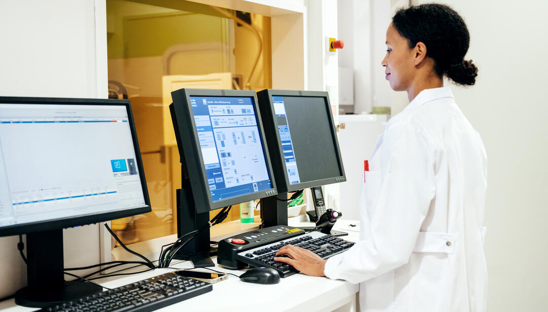 DOCTOR USING COMPUTER