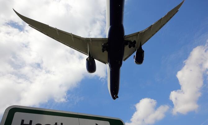 commercial plane approaching Heathrow Airport