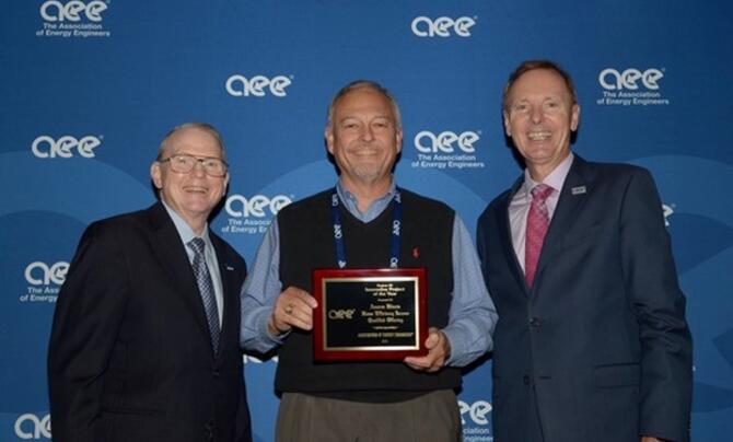Ameren Illinois and Leidos staff holding AEE Award