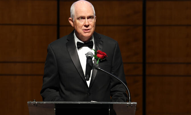 Mark Miller accepts the 2024 Reed Aeronautics Award.