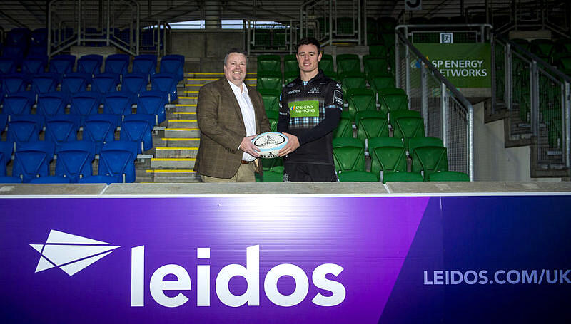 Alec Harley, Director of Leidos Scotland, poses with Glasgow Warriors wing Lee Jones.