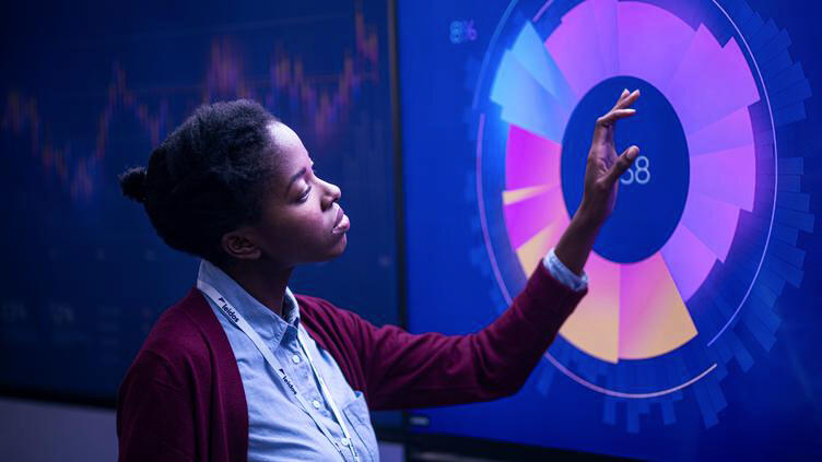 A women looks at a circle on a vertical screen