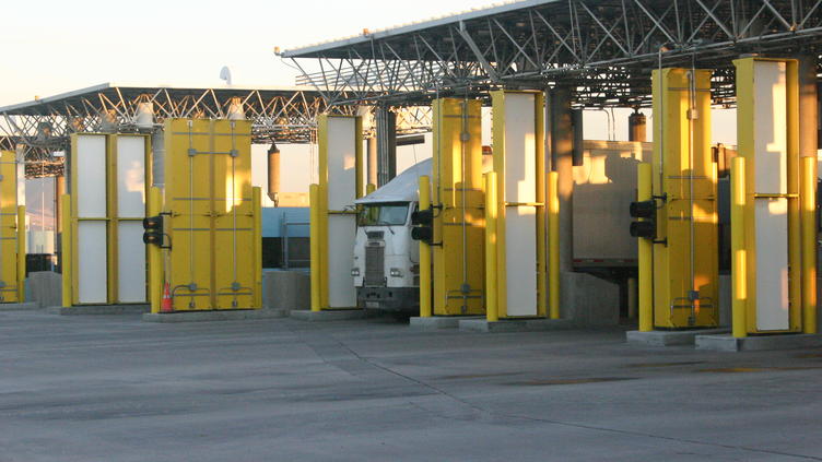 vehicle radiation-scanning portal